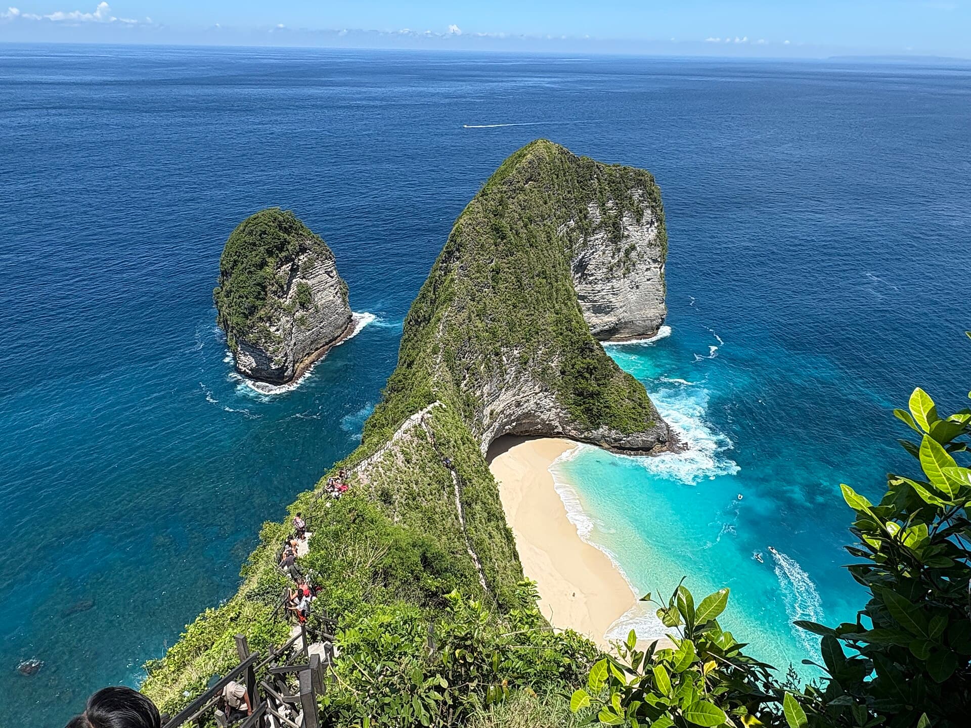 Kelingking Beach op Nusa Penida met de klif in de vorm van een T-rex